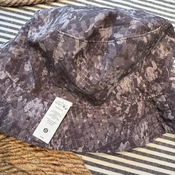 Lululemon reversable bucket hat - Picture 2 of 3